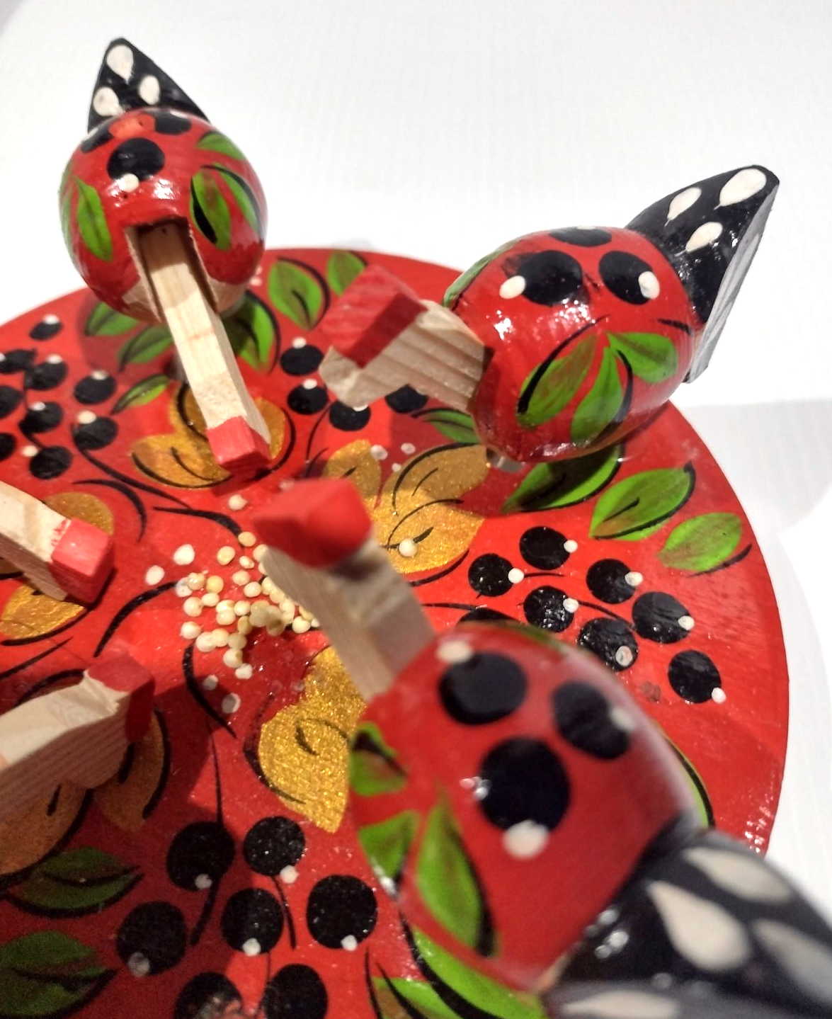 Bogorodsky Toy - Pecking Hens, Five Red Hens & Blackcurrants