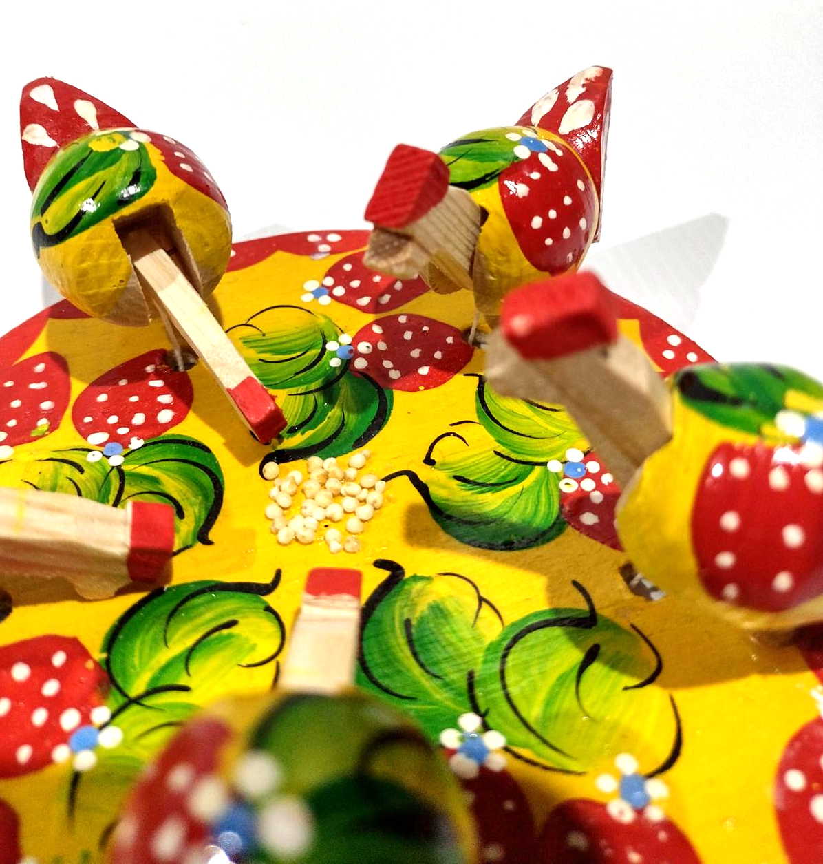 Bogorodsky Toy - Pecking Hens, Five Yellow Hens, Strawberries & Green Leaves