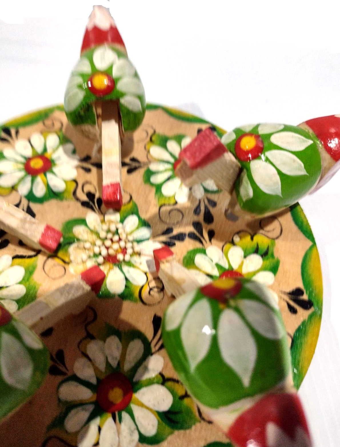 Bogorodsky Toy - Pecking Hens, Five Green Hens & Daisies